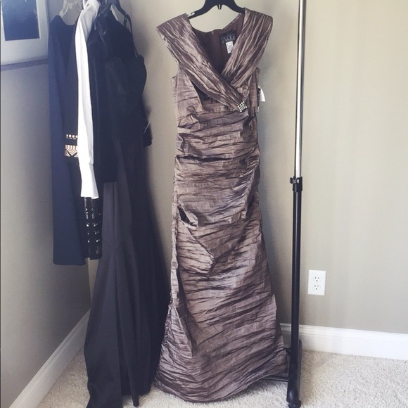 alex evenings ruched draped brooch gown